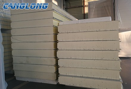 Polyurethane sandwich panel