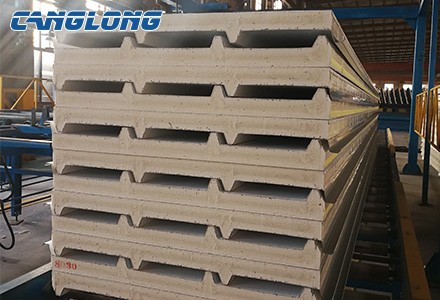 Polyurethane sandwich panel