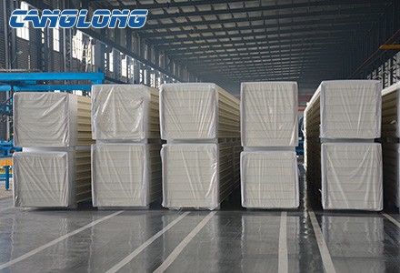 Polyurethane sandwich panel