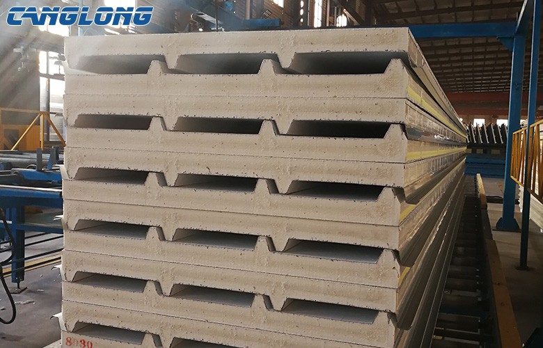 Polyurethane sandwich panel