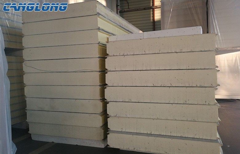 Polyurethane sandwich panel