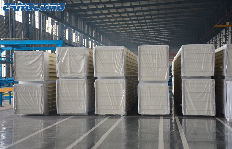 Polyurethane sandwich panel