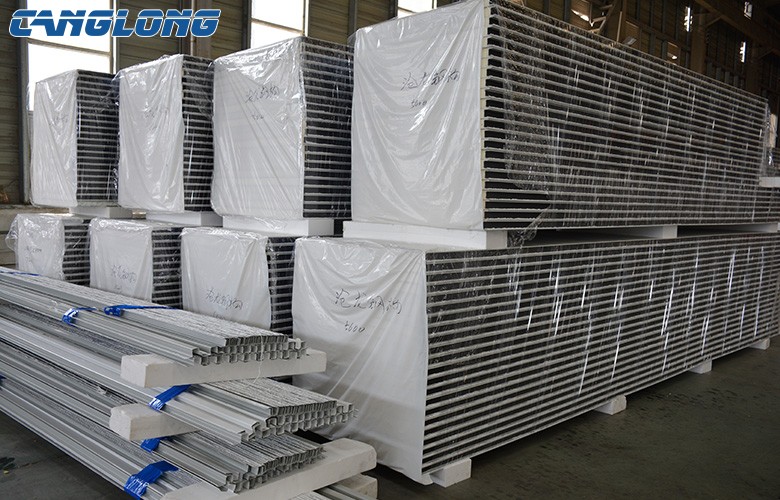 Polyurethane sandwich panel