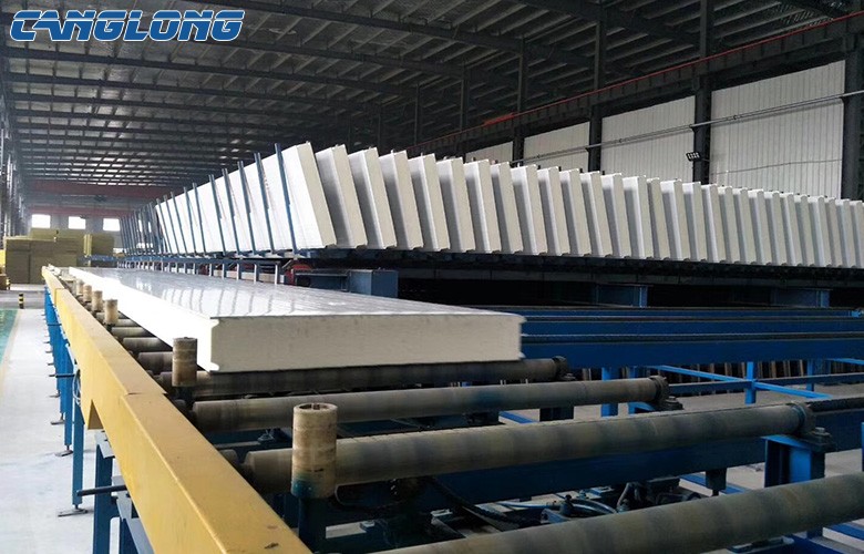 Polyurethane sandwich panel