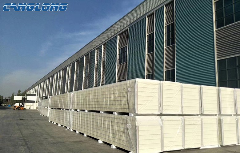 Polyurethane sandwich panel