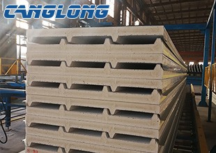 Polyurethane sandwich panel