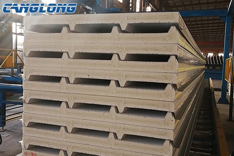 Polyurethane sandwich panel